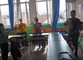 Среќен празник на сите жени вработени во ООУ “Гоце Делчев ” како и на сите мајки, баби, сестри …..бидете живи и здрави 💐🌷⚘🌼🌺🌹 уживајте во прекрасната изведба на нашиот виртуоз Драган Костадинов