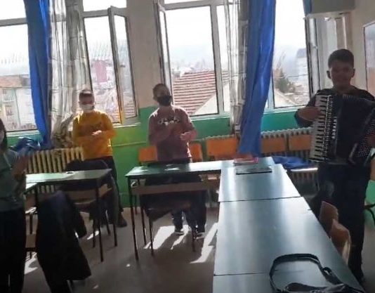 Среќен празник на сите жени вработени во ООУ “Гоце Делчев ” како и на сите мајки, баби, сестри …..бидете живи и здрави 💐🌷⚘🌼🌺🌹 уживајте во прекрасната изведба на нашиот виртуоз Драган Костадинов
