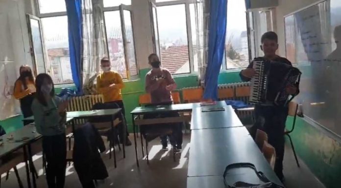 Среќен празник на сите жени вработени во ООУ “Гоце Делчев ” како и на сите мајки, баби, сестри …..бидете живи и здрави 💐🌷⚘🌼🌺🌹 уживајте во прекрасната изведба на нашиот виртуоз Драган Костадинов