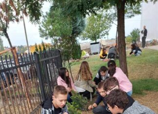 Еколошка акција- Садење на грмушести и дрвенести растенија во училишниот двор на подрачното училиште ПОУ Три Чешми